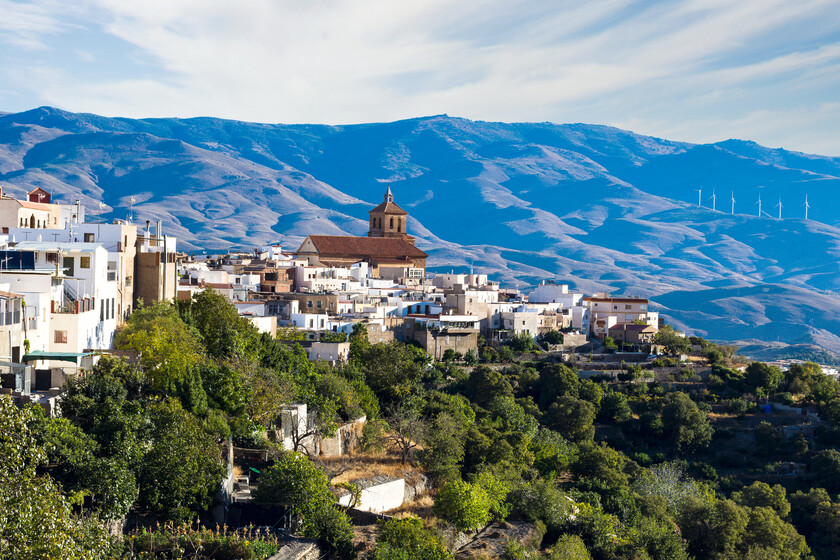 Es uno de los pueblos más bonitos de Almería y menos conocidos, y también un destino perfecto para senderistas