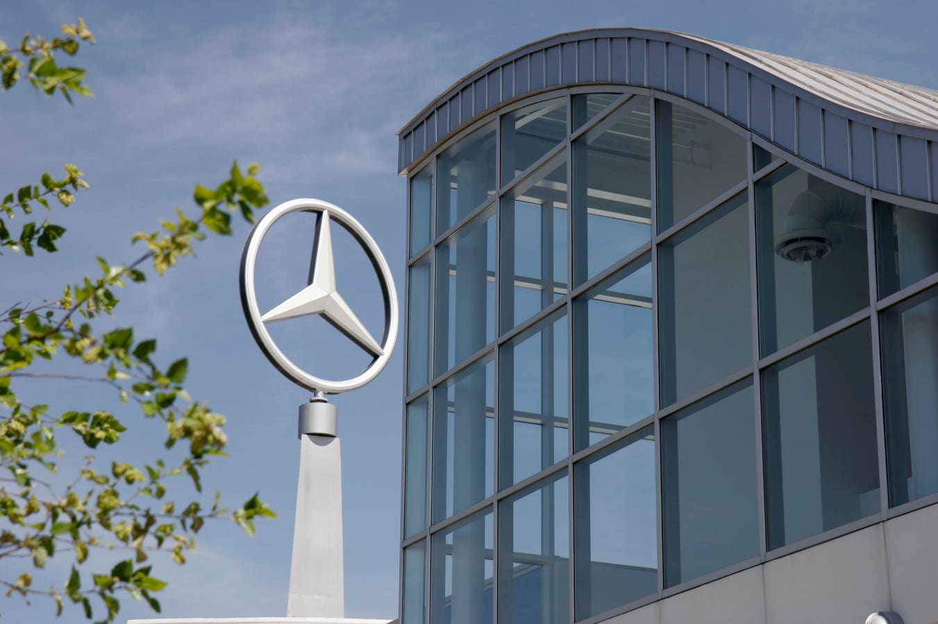 Alabama Mercedes-Benz Workers Vote Against Unionizing—In UAW Setback