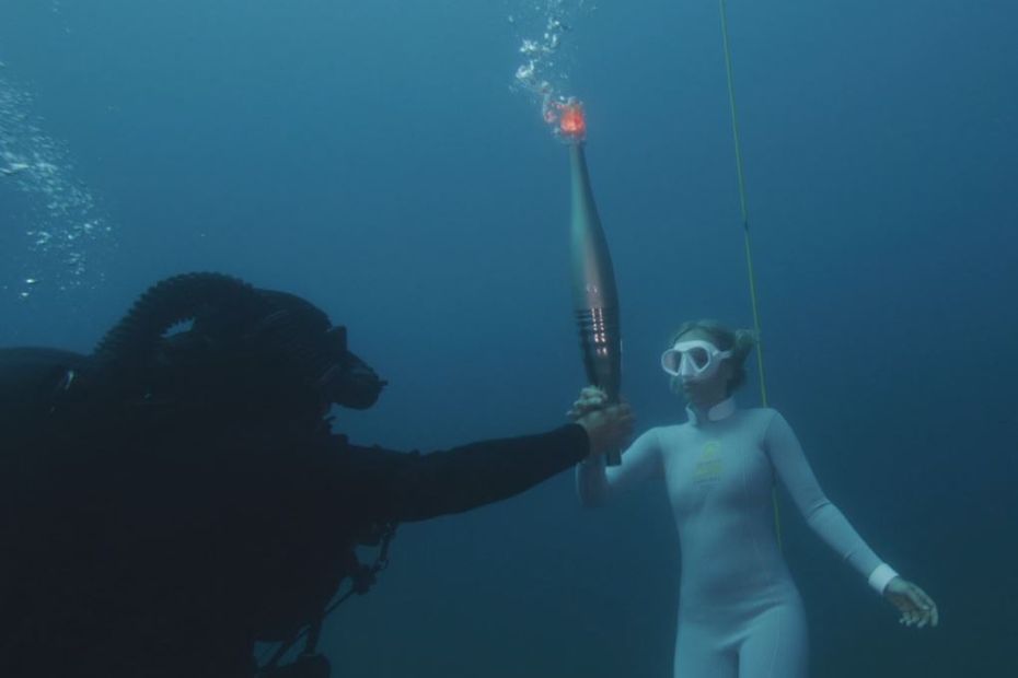 "J'ai des frissons" : les images incroyables de la flamme olympique portée sous l'eau par l'apnéiste Alice Modolo