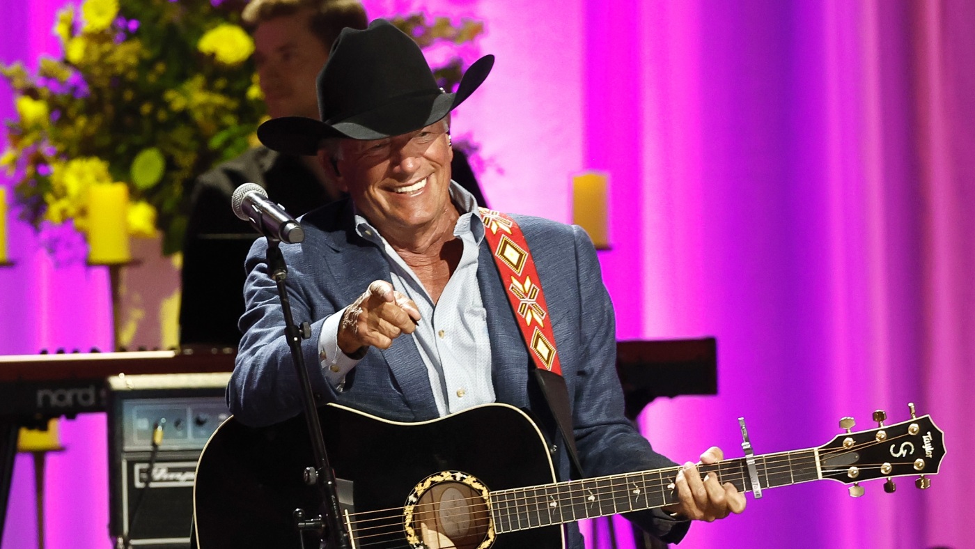 George Strait sets a new record for the largest ticketed concert in U.S. history