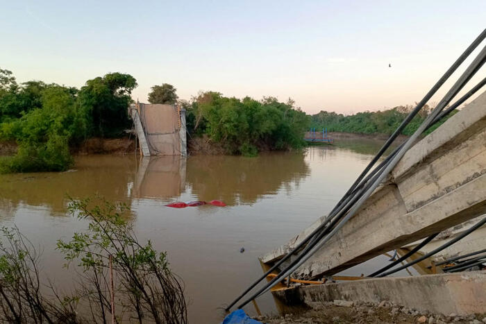 Crolla un ponte stradale in Bolivia, almeno sette morti