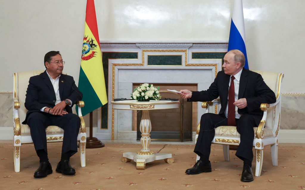 El presidente de Bolivia, Luis Arce, anuncia proyecto para producir baterías de litio con Rusia en reunión con Putin