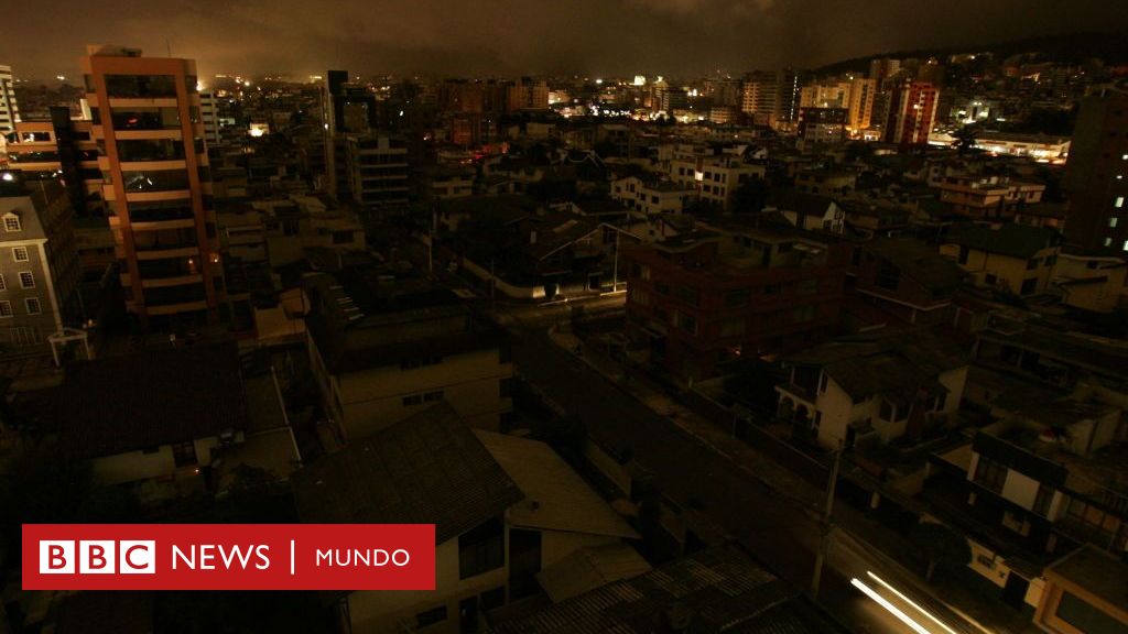 Ecuador recupera el suministro eléctrico tras un apagón masivo que dejó sin luz a 18 millones de personas