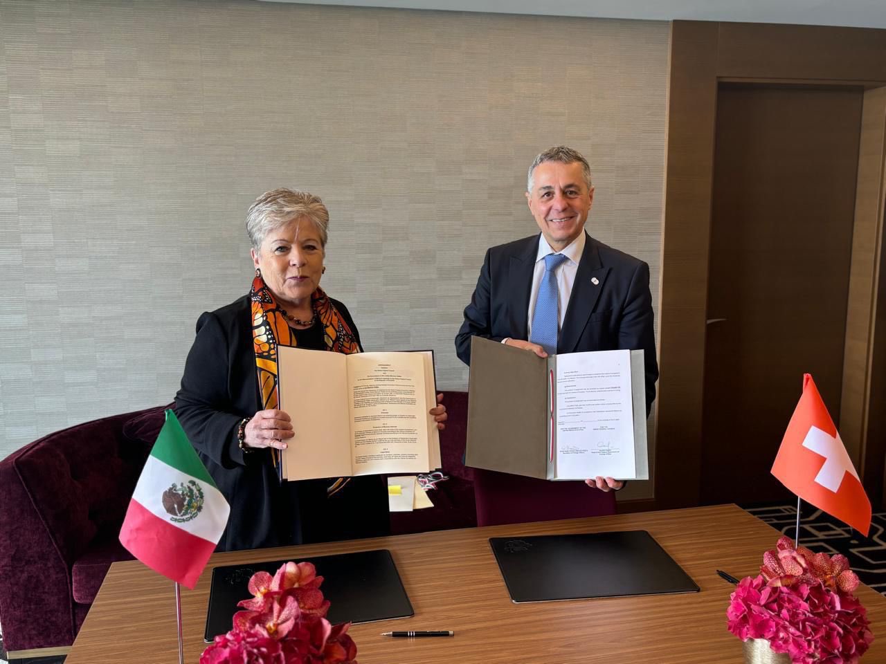 México anuncia acuerdo con Suiza para que el país europeo ejerza "funciones diplomáticas y consulares" mexicanas en Ecuador