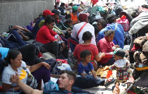 Retiran de la Basílica a migrantes sin darles tiempo de descansar
