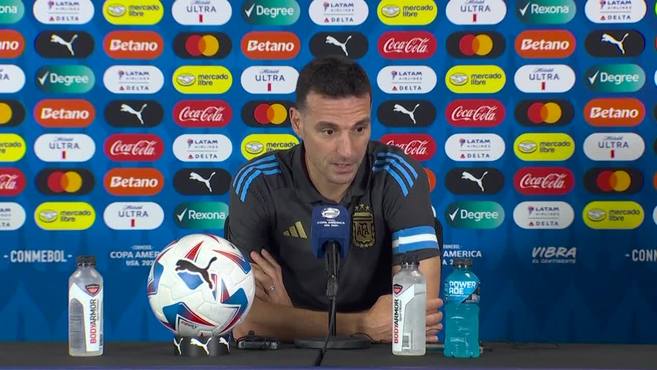 Scaloni: "Hace siete meses que se sabe que jugaríamos aquí y cambiaron el césped hace dos días"