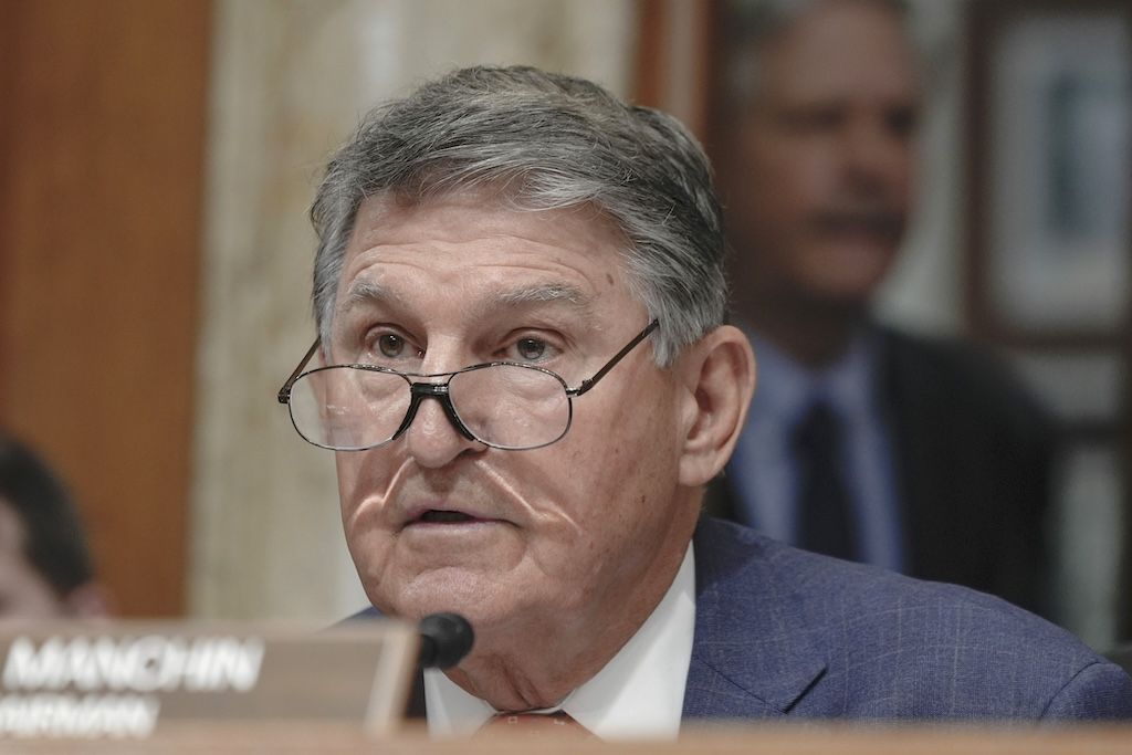 Manchin pours cold water on gubernatorial bid speculation with fundraiser appearance