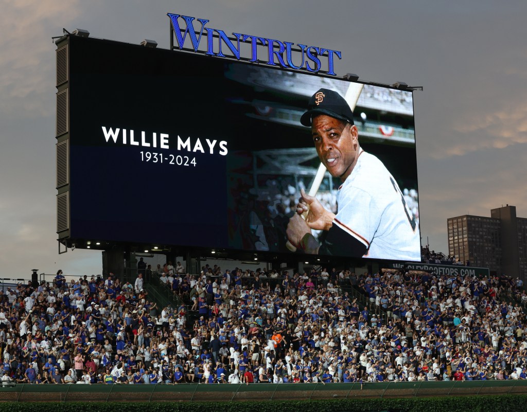 Baseball icon Willie Mays saluted at Wrigley Field