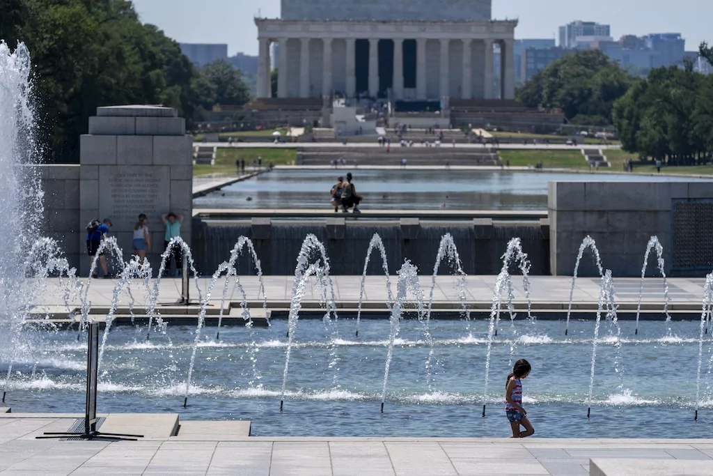 Lincoln’s wax statue melts under DC summer heat