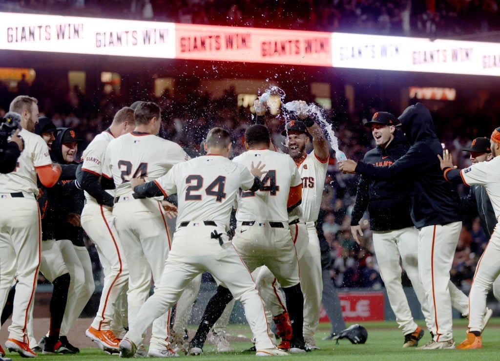 SF Giants honor Willie Mays with walk-off walk against Cubs