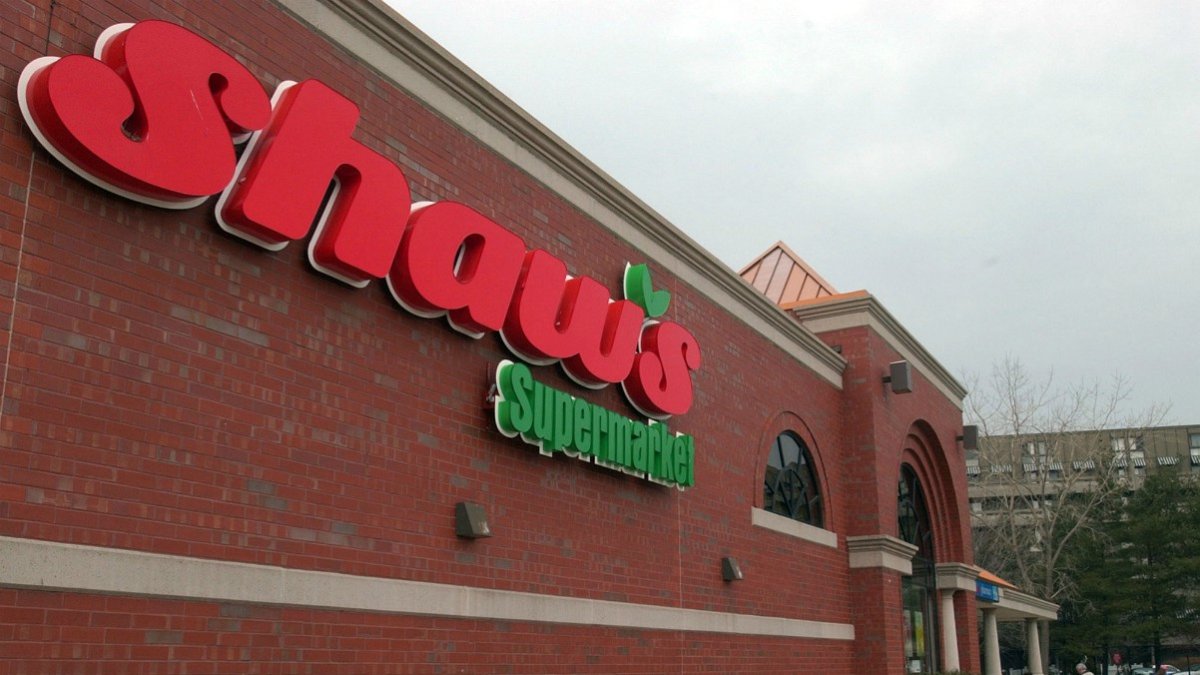Knife-wielding man arrested for chasing children through Shaw's parking lot in Maine