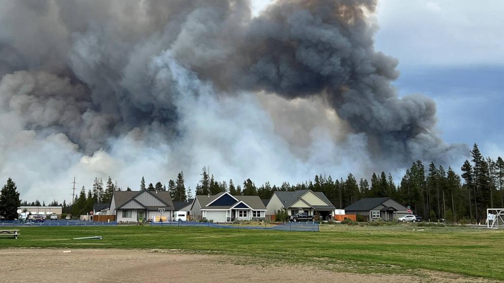 Oregon wildfire grows to 2,415 acres, prompts emergency declaration