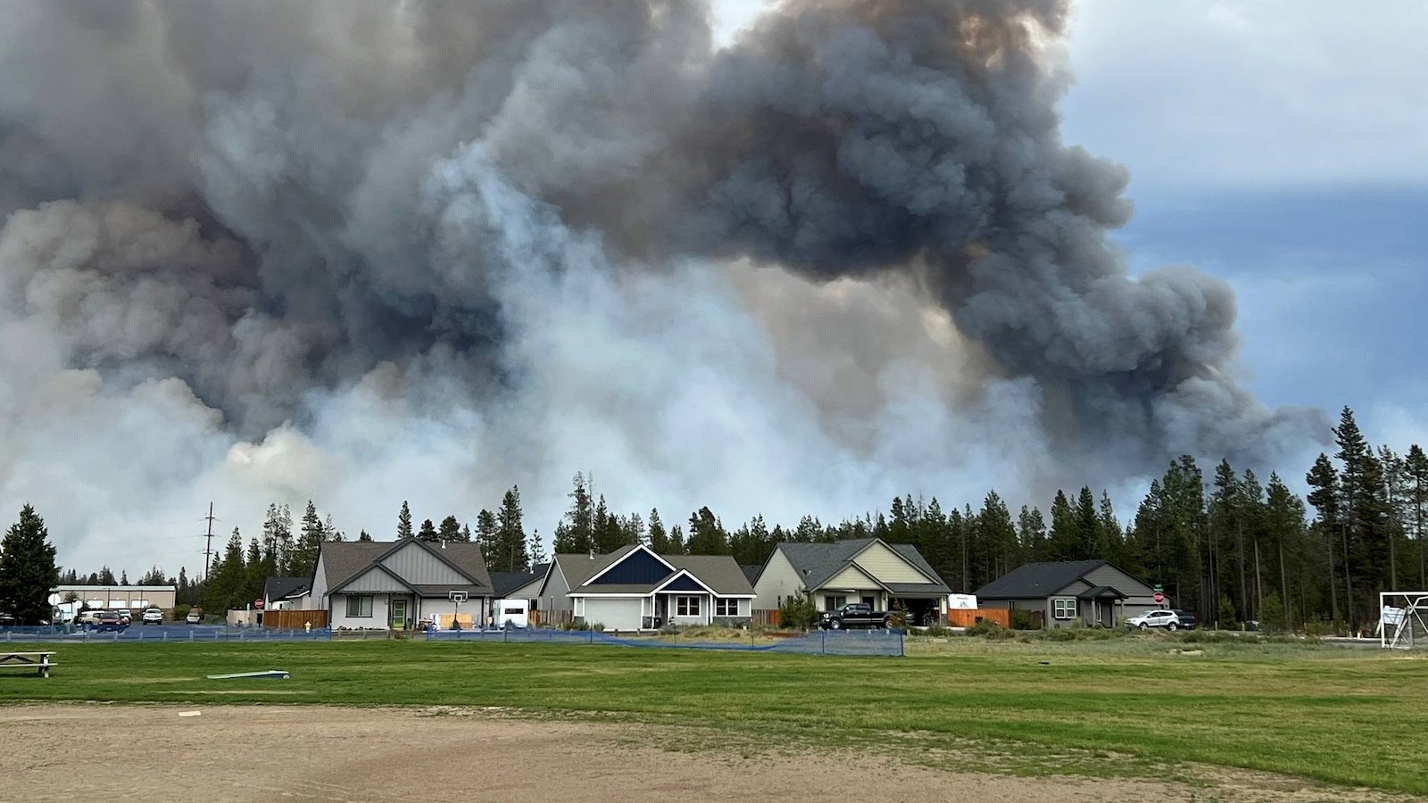 Oregon wildfire grows to 1,700 acres, prompts emergency declaration
