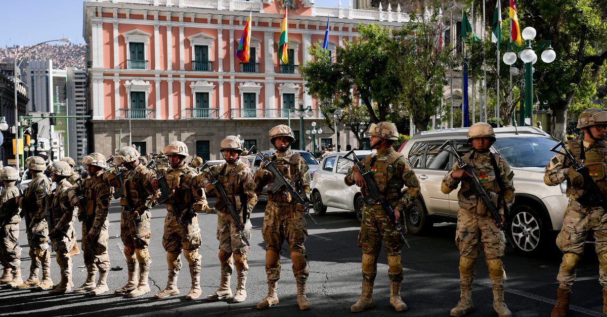Militairen bezetten plein bij presidentieel paleis Bolivia, mogelijke coup door leger