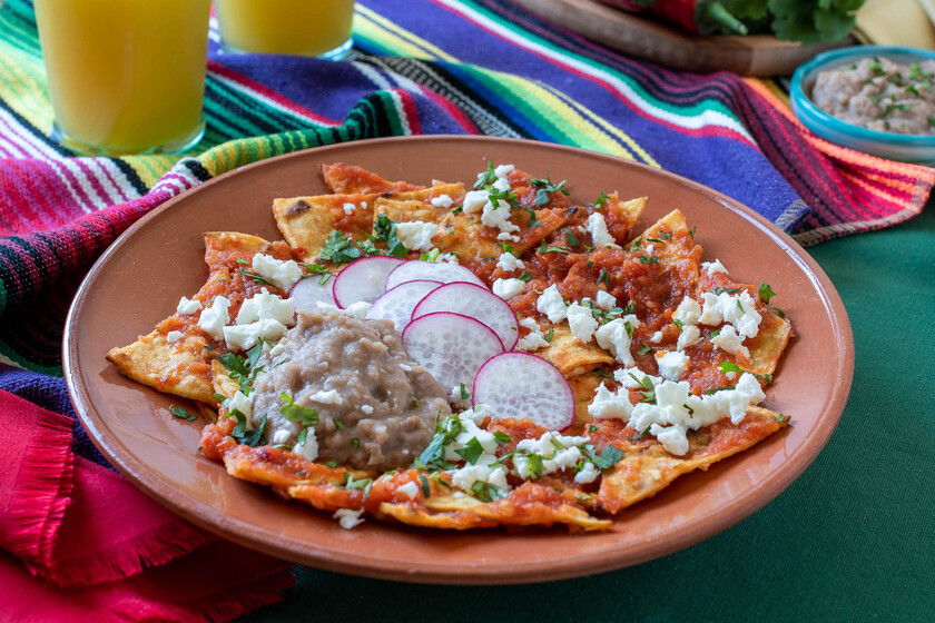 Chilaquiles rojos tradicionales: receta del clásico desayuno mexicano, tan delicioso que lo que querrás preparar a diario
