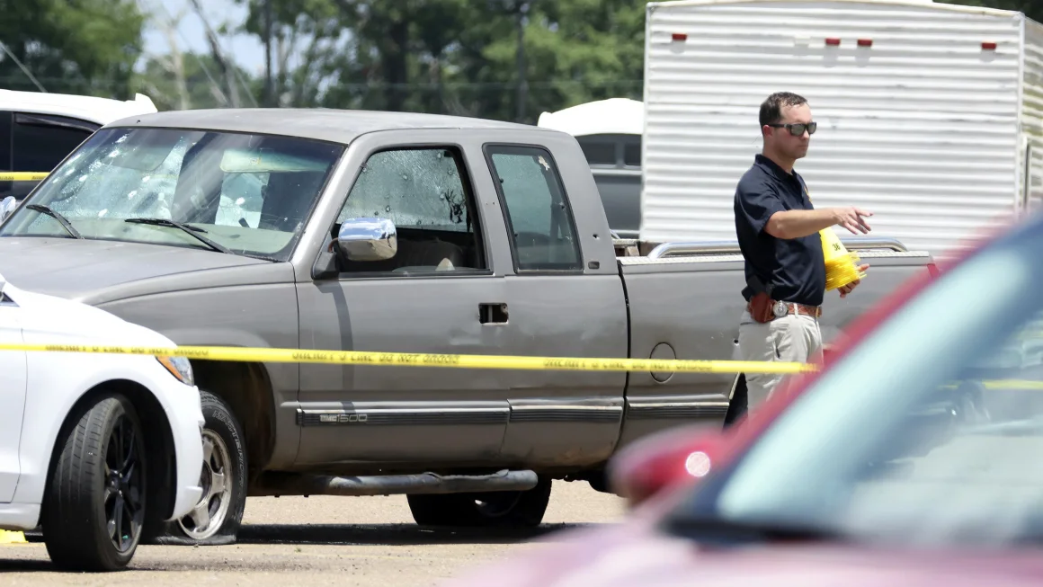 Muere la cuarta víctima del tiroteo masivo en una tienda de comestibles de Arkansas mientras continúa la investigación policial