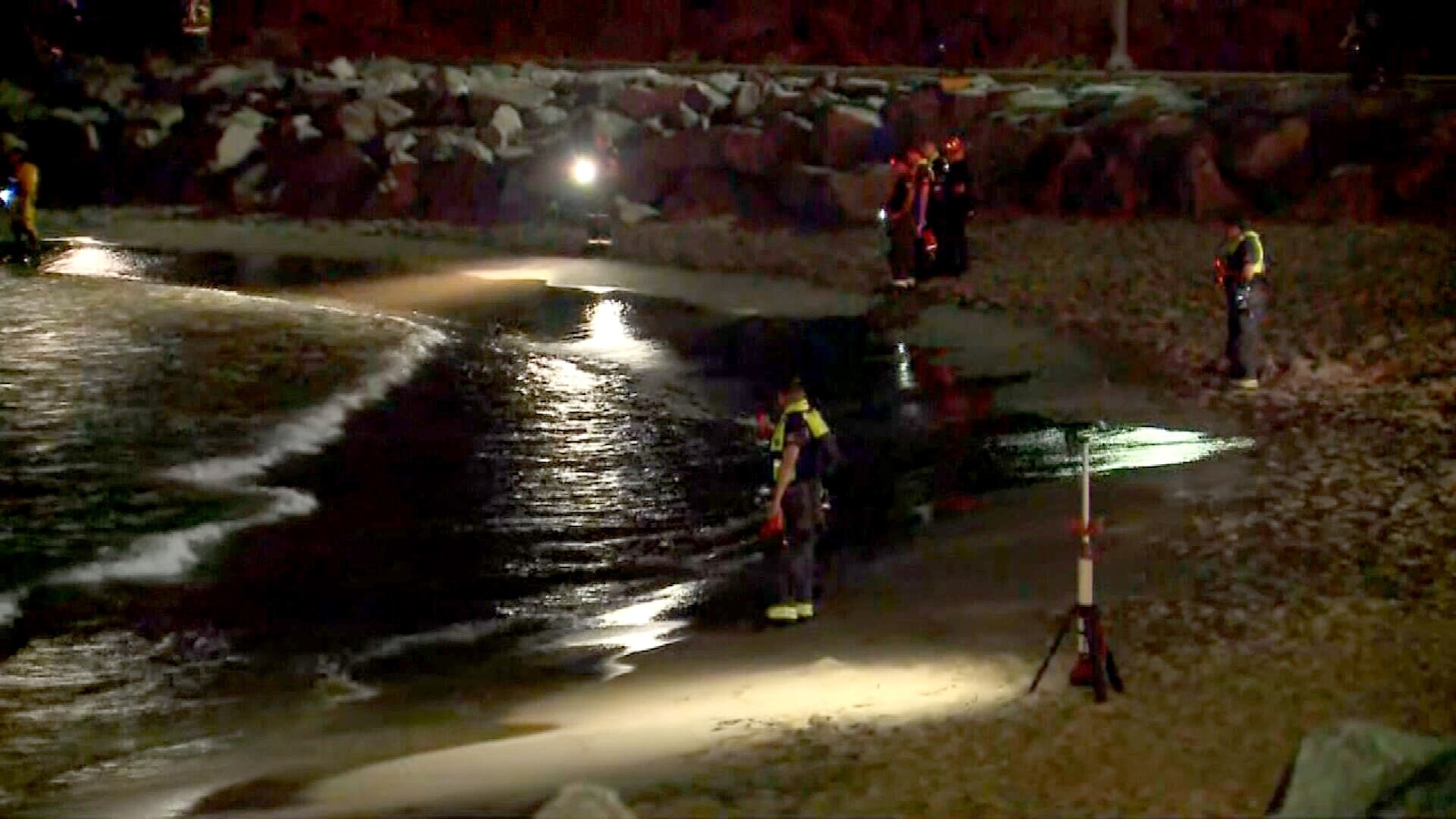 1 teen dead, 2 others rescued from Lake Michigan in apparent drowning