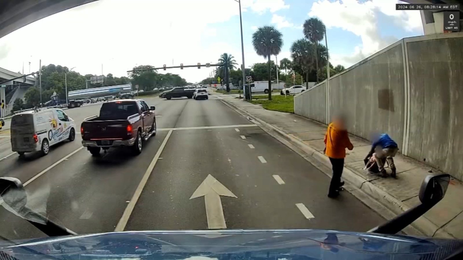 Bystanders run to help toddler ditched by carjacker in Florida: VIDEO