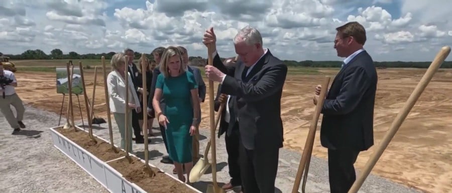 Billion-dollar plant breaks ground in Mississippi