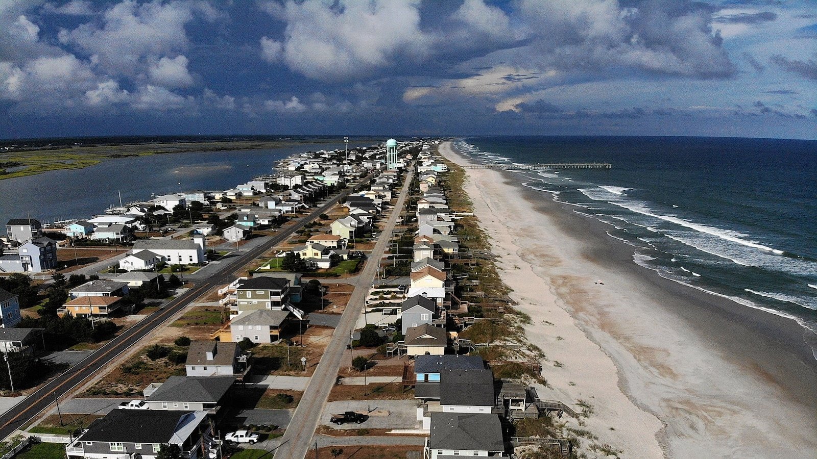 Shark bites 14-year-old boy on leg: Police