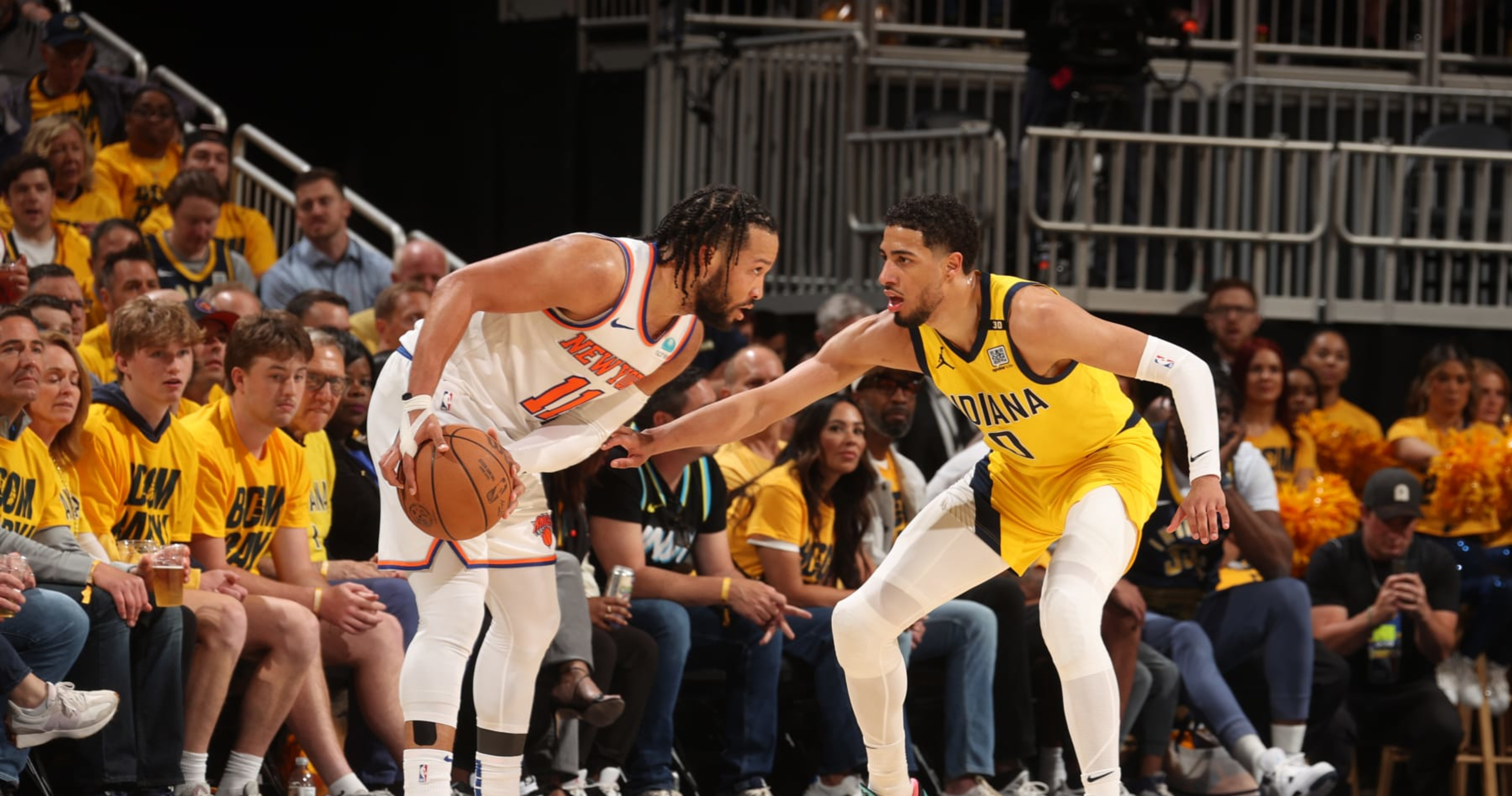 Video: Knicks' Jalen Brunson Taunts Pacers' Haliburton with a Chair at WWE SmackDown