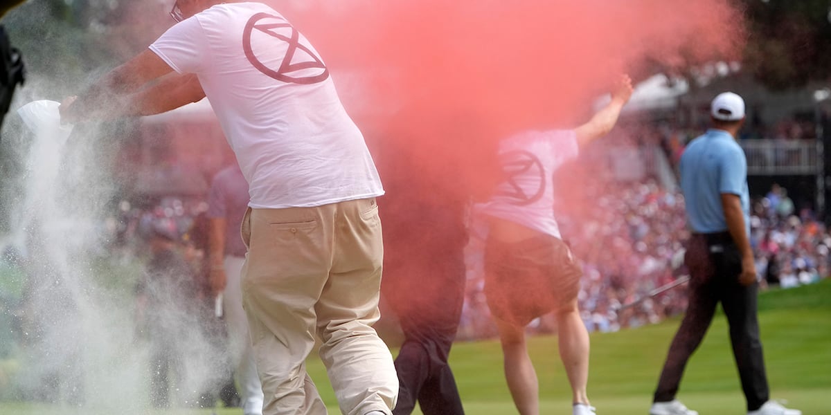 Climate protesters run onto green and spray powder, delaying finish of PGA Tour event