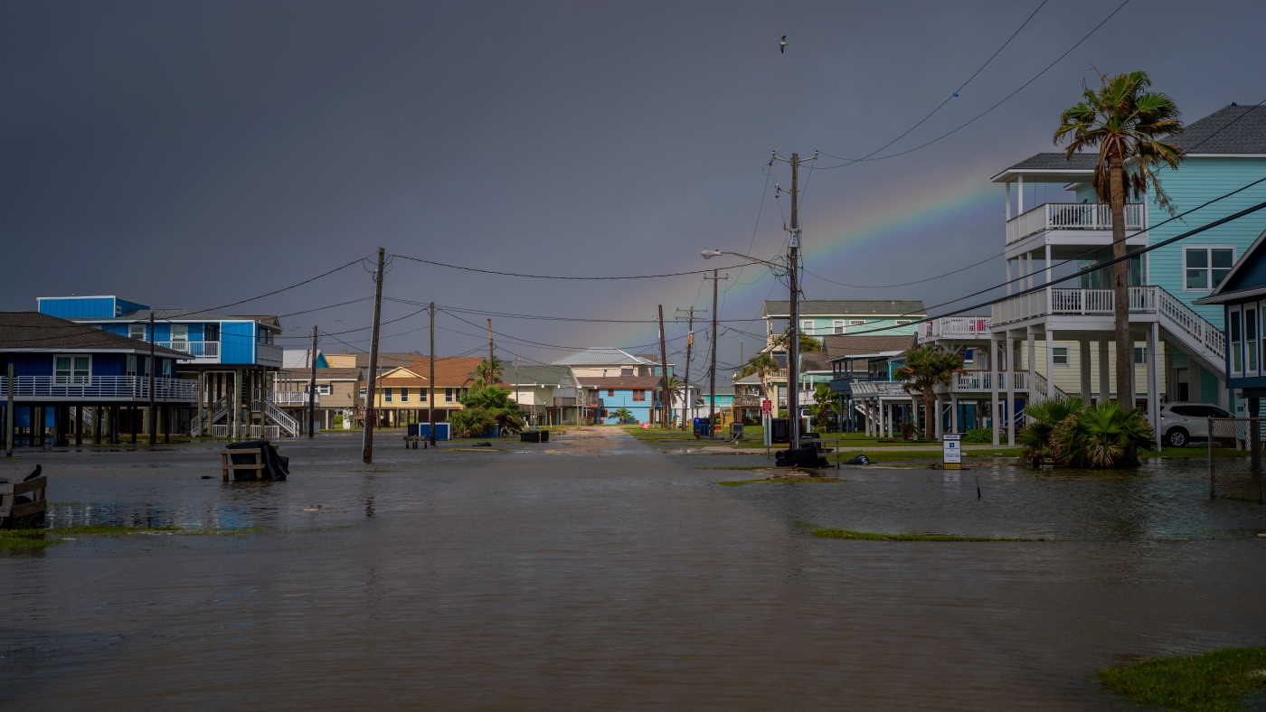 Heat and snowfall, rain and wildfires. It’s a week of extreme weather in the U.S