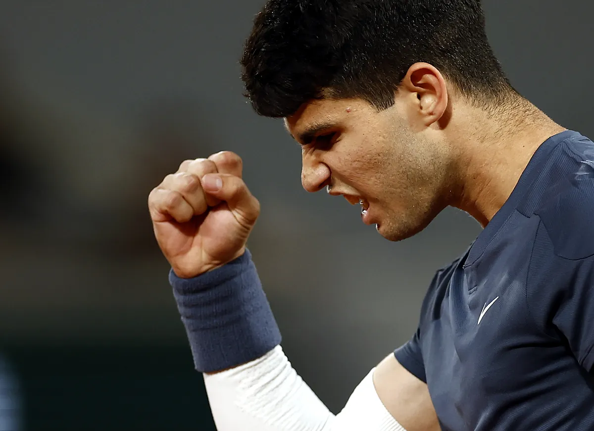 Alcaraz tumba a su rival preferido, Tsitsipas, y se medirá a Sinner en semifinales de Roland Garros