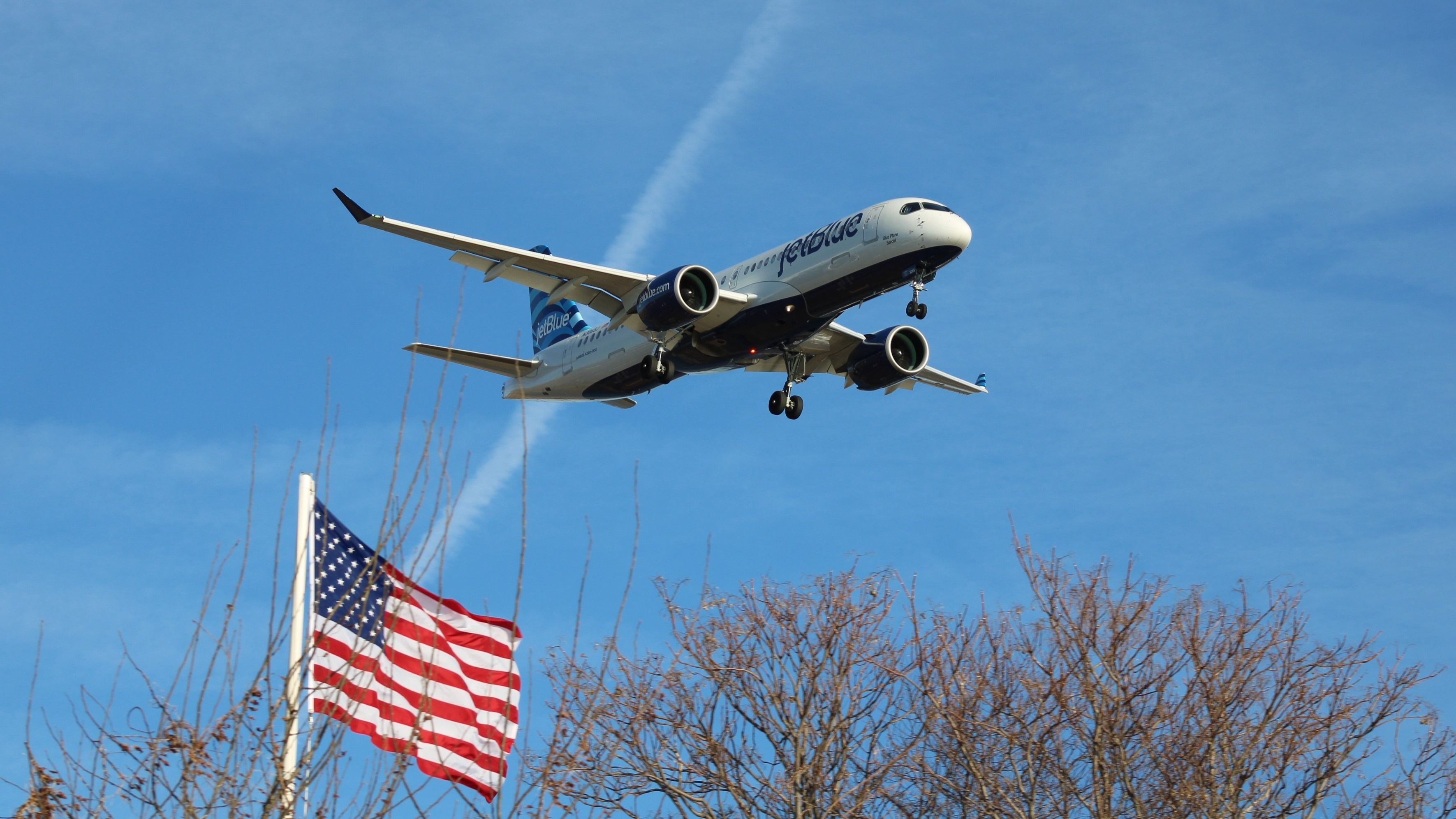 Appeal: United Airlines Tells USDOT JetBlue Will Make 44% Profit Margin On Essential Flights To Tiny Maine Airport