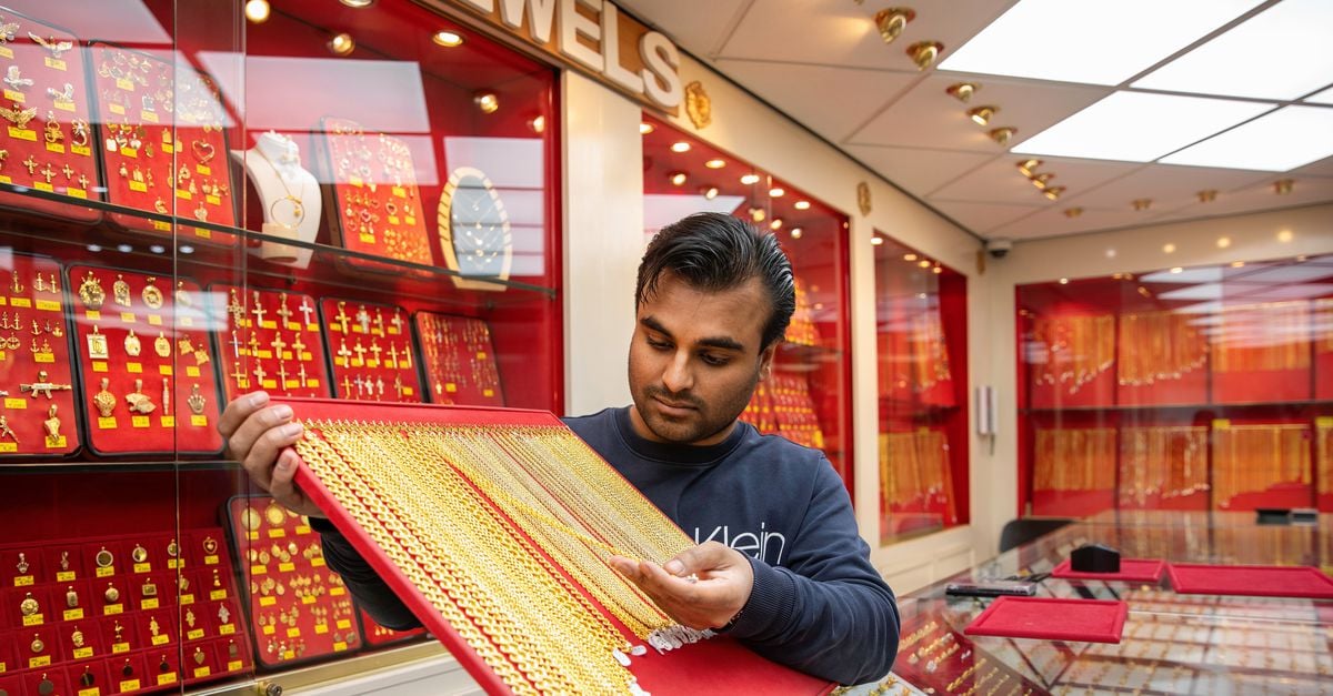 Het gouden babyarmbandje uit de winkel van Cevher is een cadeau maar ook een investering