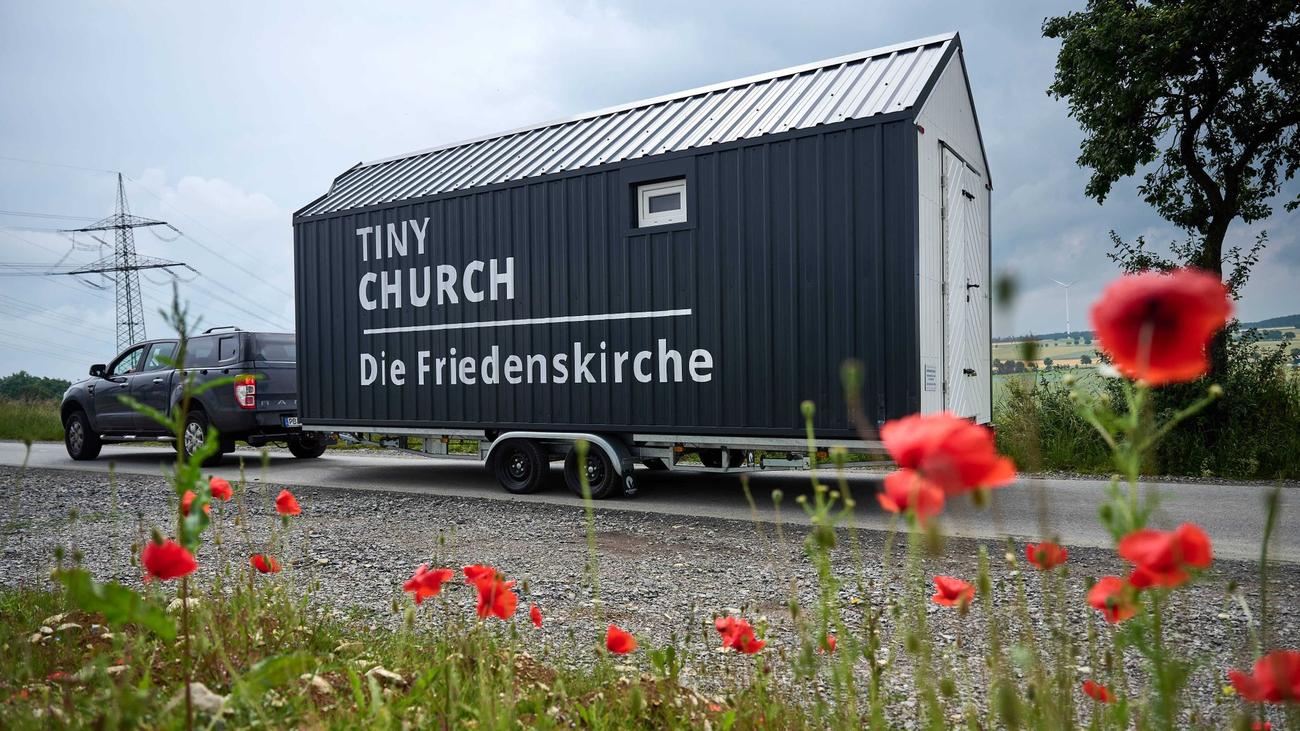 Kapelle on Tour: Mobile Tiny Church: Mini-Kirche auf Rädern und zum Ausleihen