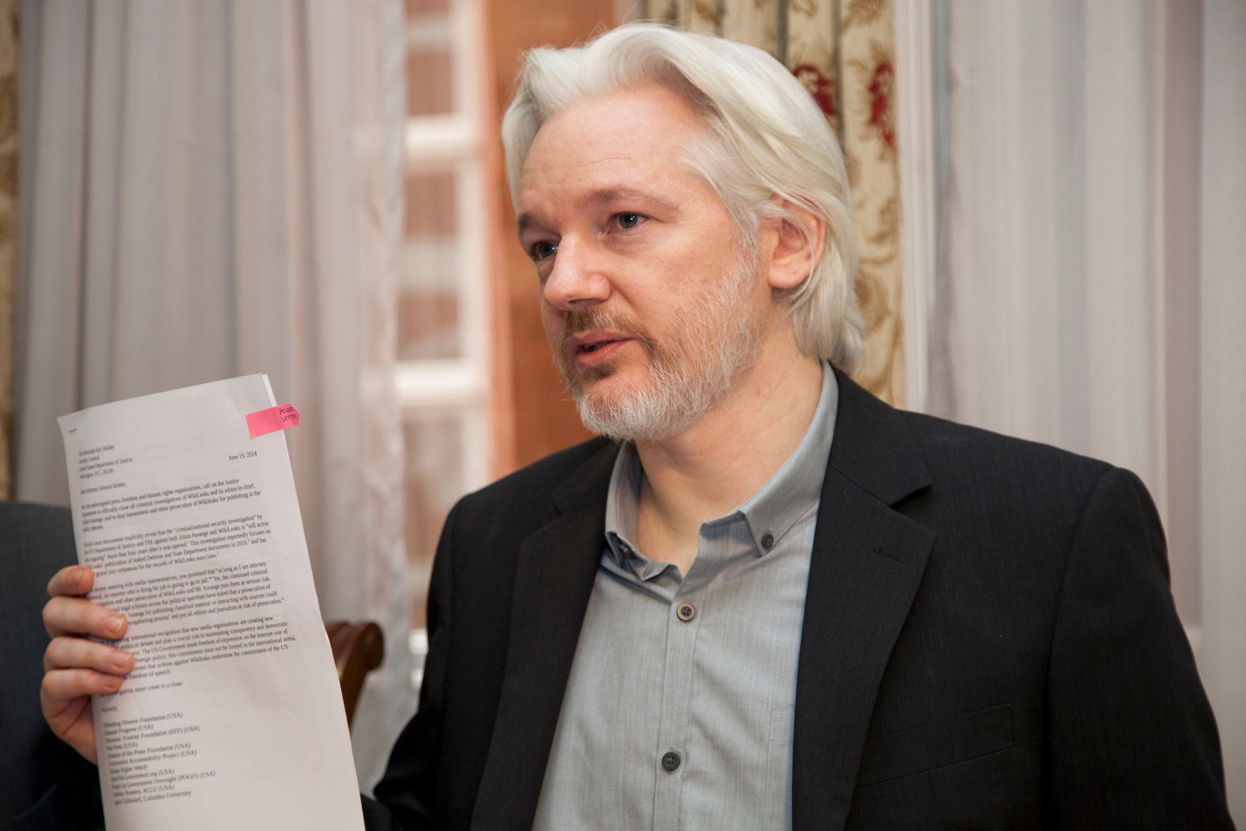 Julian Assange se declara culpable de filtrar secretos de seguridad nacional a cambio de su libertad