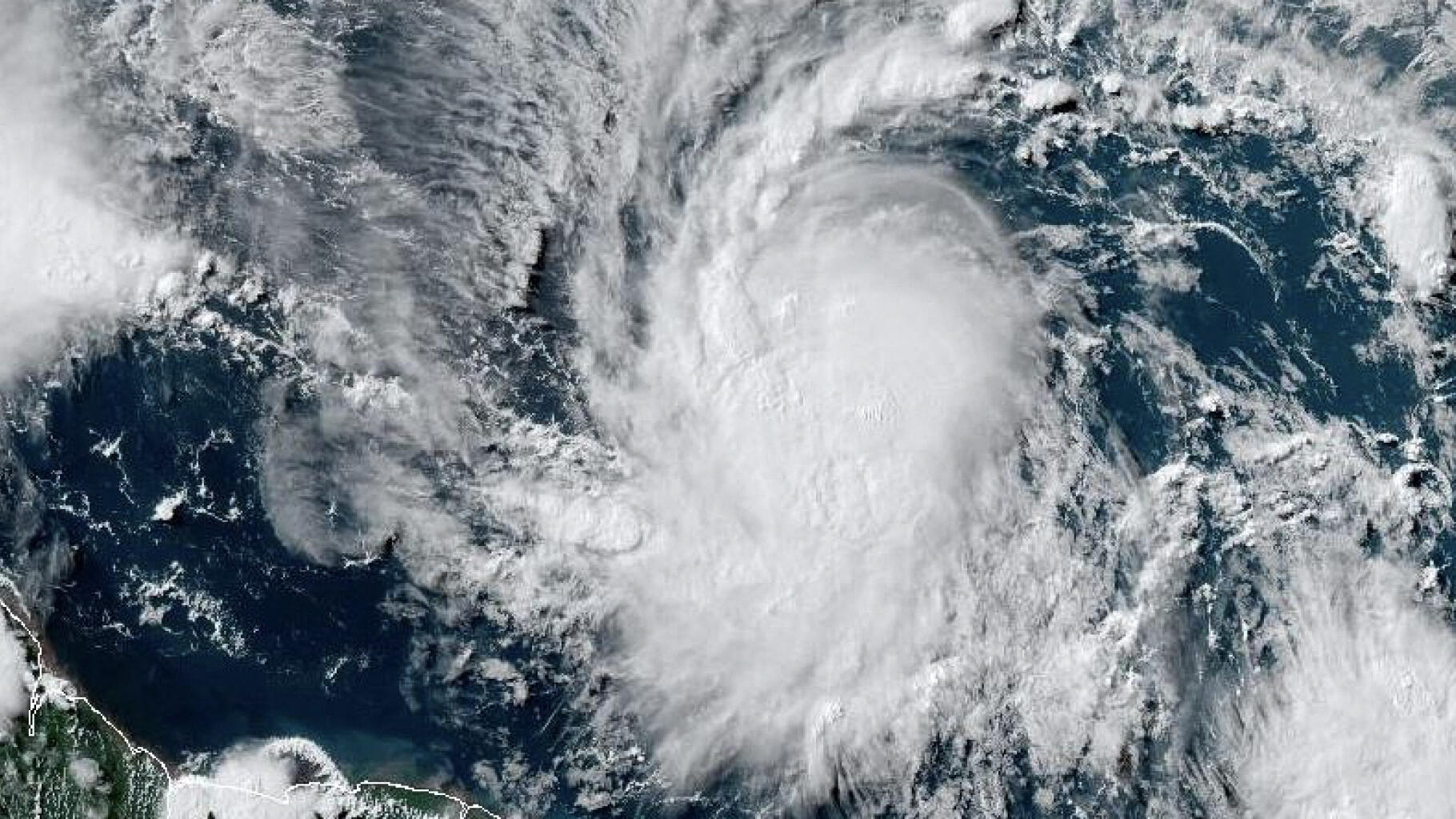Ouragan Beryl en approche : les Caraïbes se préparent à des vagues de 5 mètres et des vents à 190 km/h