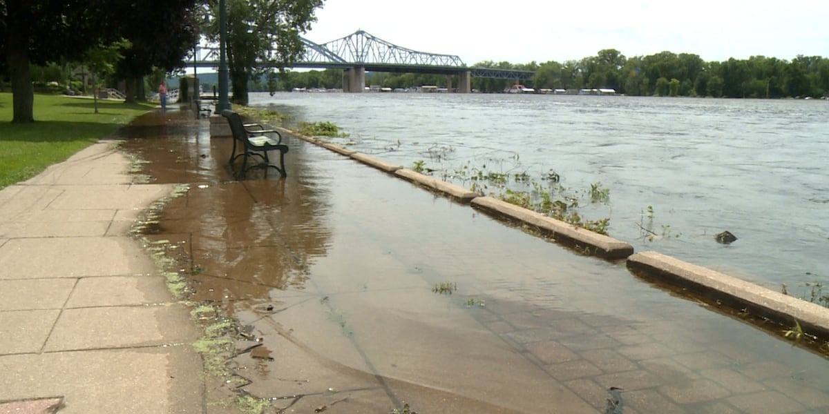 Mississippi River in La Crosse reaches moderate flood levels