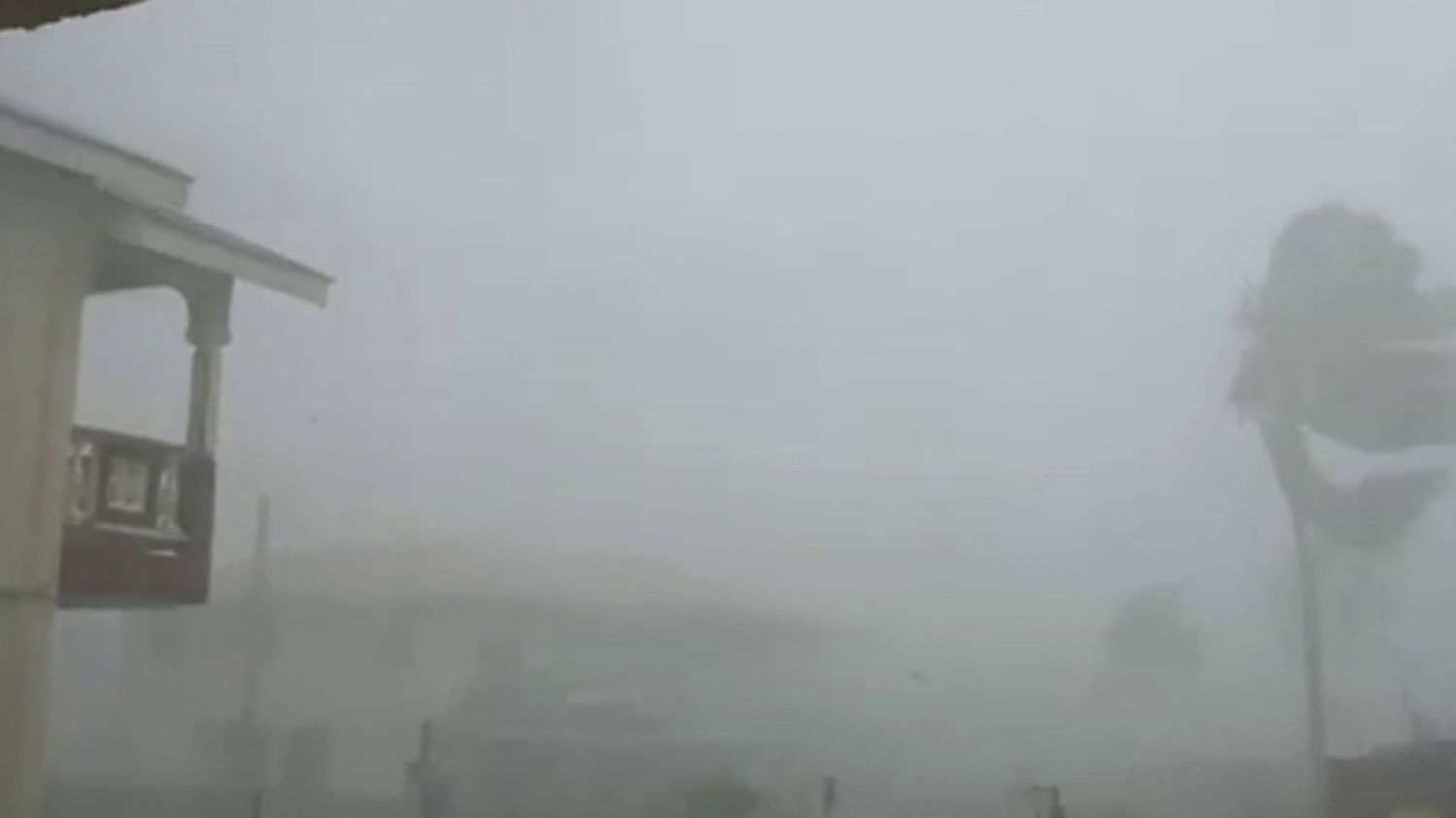 VIDEO. L'ouragan Béryl balaye les Caraïbes, des vents violents et des fortes vagues provoquent d'importants dégâts
