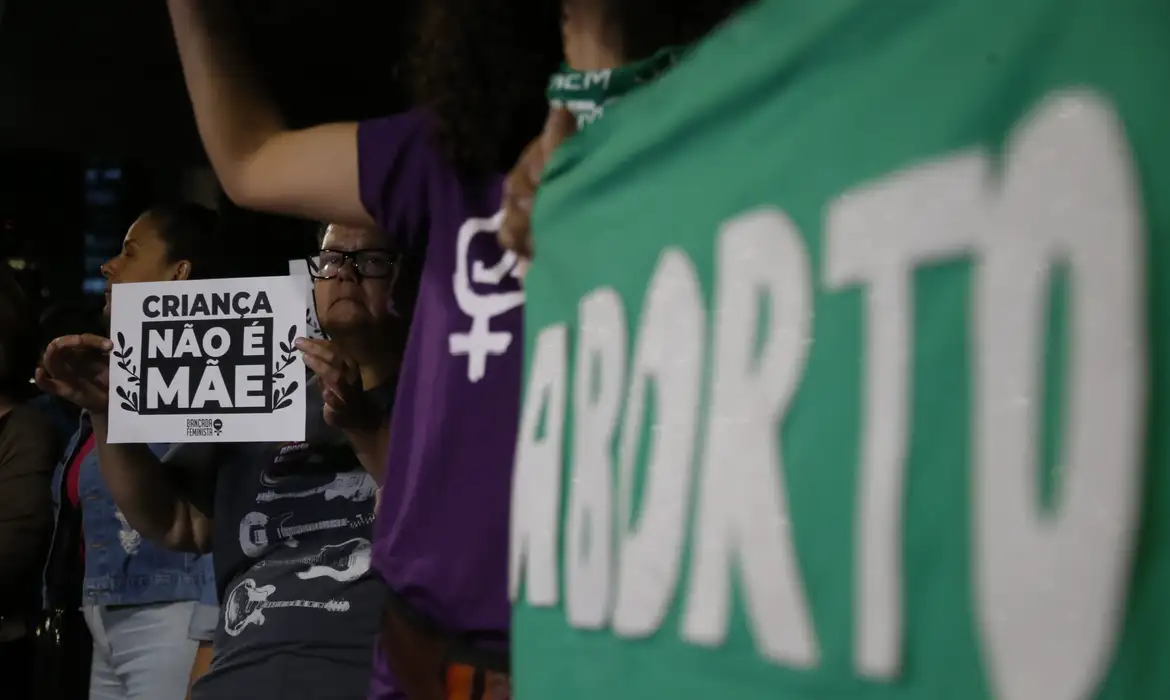 Saiba como é a legislação sobre aborto pelo mundo