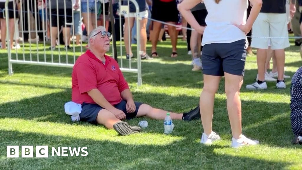 Trump fans brave blazing Arizona heat to attend event