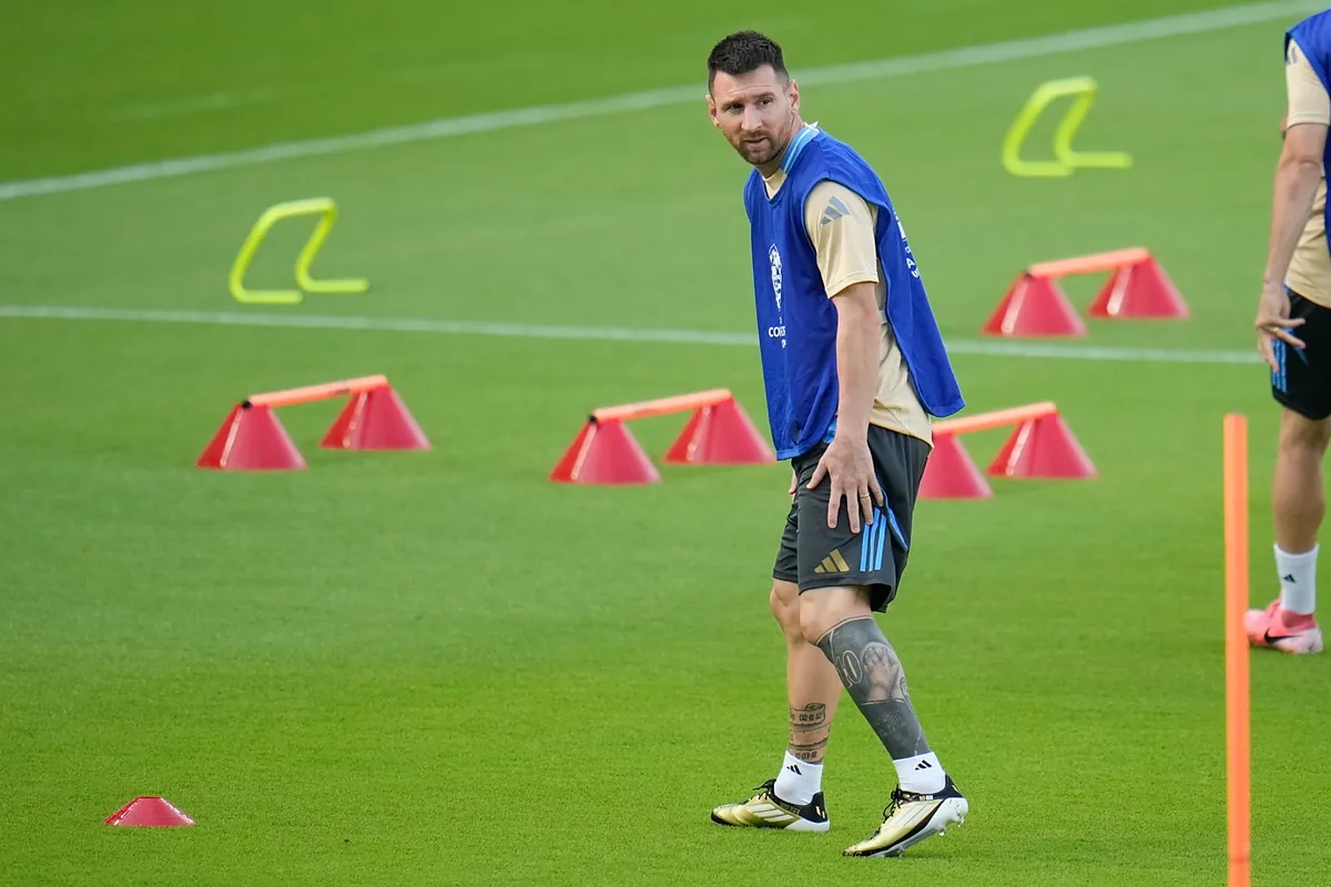 Messi se entrena con Argentina, pero su titularidad ante Ecuador sigue en duda