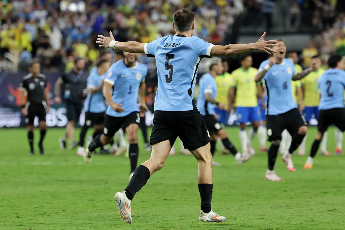 Uruguay levanta un muro ante Brasil y avanza a semifinales con más fe que fútbol