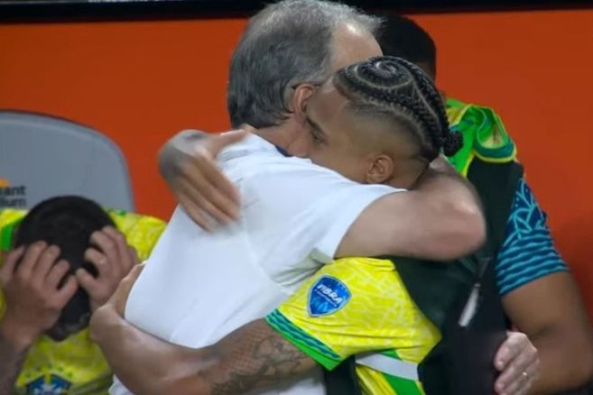 Marcelo Bielsa y el noble gesto con Raphinha al finalizar el Uruguay-Brasil