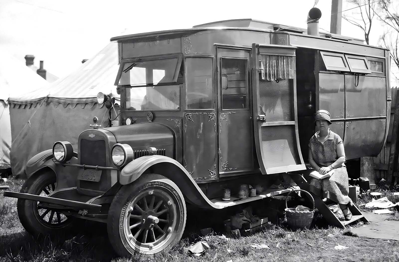 Vintage Wooden Homes on Wheels: Photos of Mobile Living from Early 20th Century