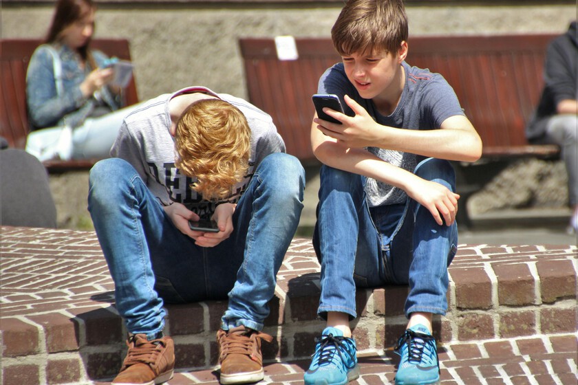 Nueva York acaba de dar un paso radical contra el uso de los teléfonos entre menores: prohibir los "feeds adictivos"