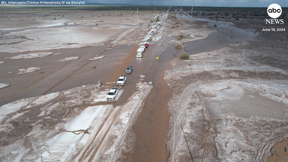 WATCH: Flash flooding leaves motorists stranded along New Mexico highway