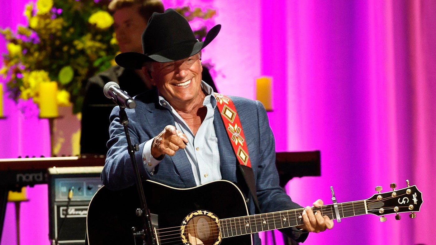 George Strait sets a new record for the largest ticketed concert in U.S. history