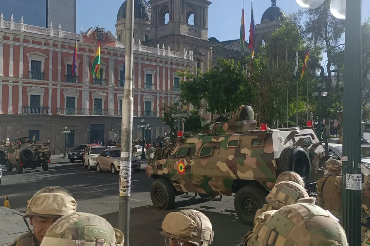 Tanques y militares armados toman la sede del Ejecutivo en Bolivia