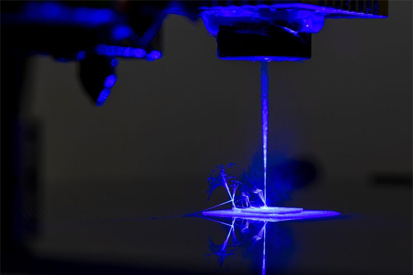 Esta impresora 3D imprime en plástico, metal y usa láser. Objetivo: fabricar cosas sin que haya que ensamblarlas