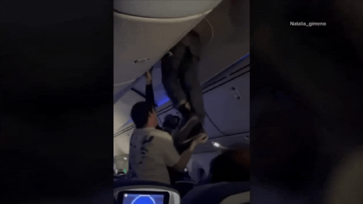 Aterradora turbulencia envía a un hombre a volar hacia un contenedor superior en un video viral