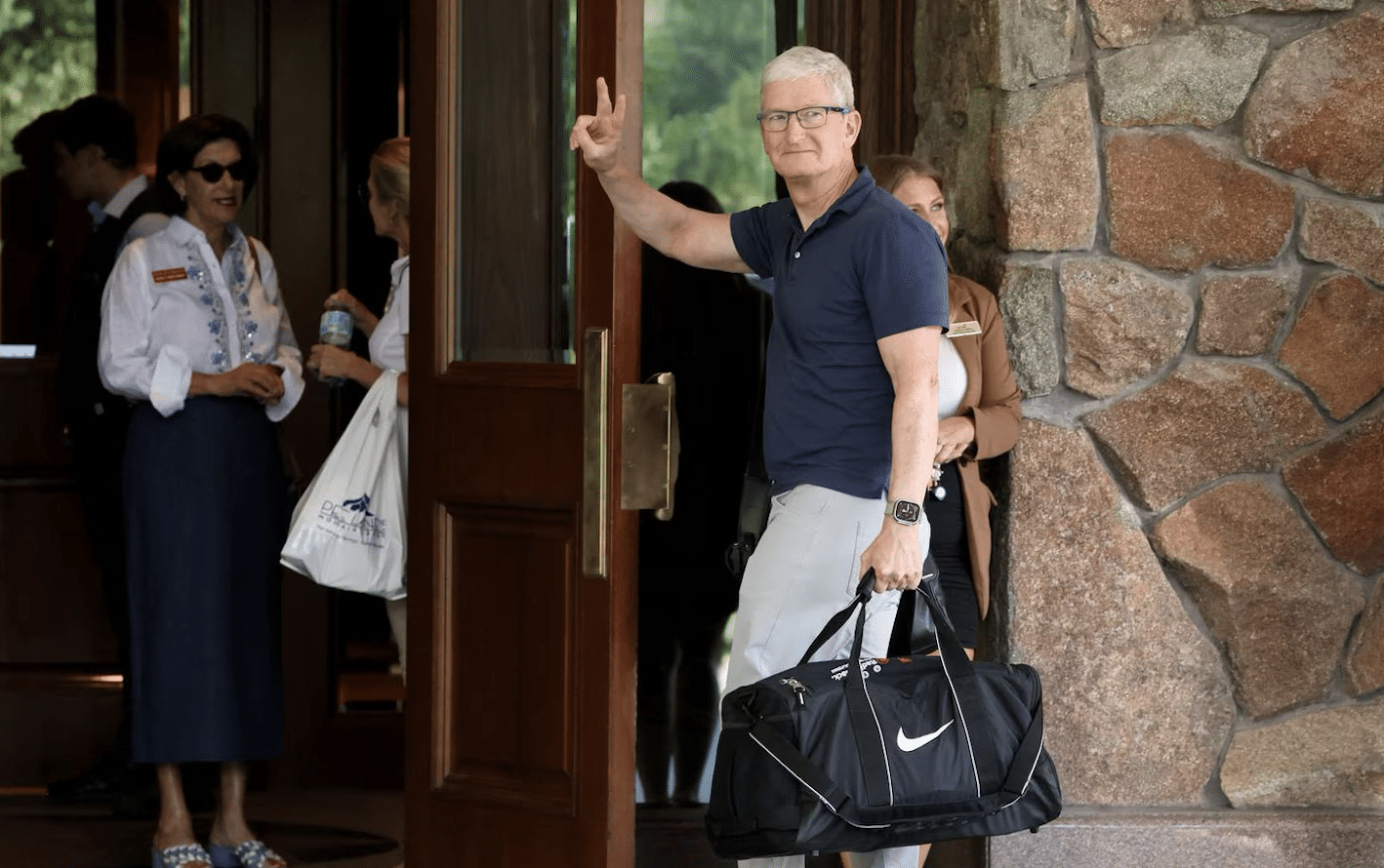 Eddy Cue and Tim Cook arrive in Sun Valley conference