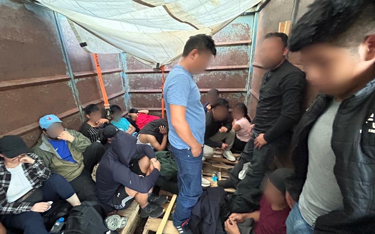 INM detiene a 63 migrantes que viajaban hacinados en un camión a más de 43 grados