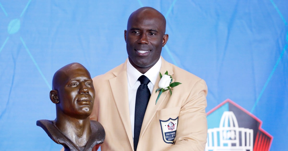 NFL Hall of Famer Terrell Davis says he was handcuffed and removed from flight